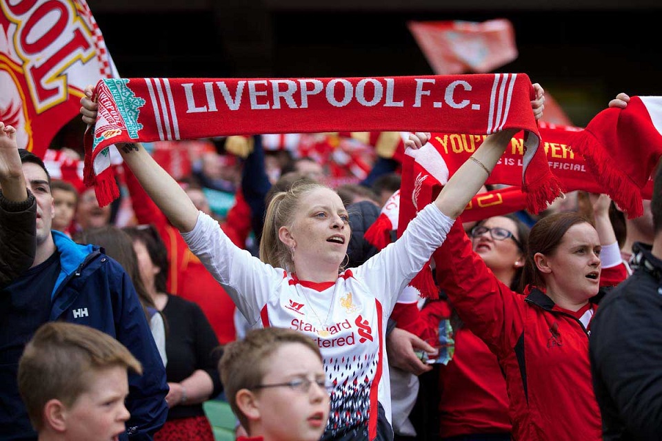 Suporter Liverpool Protes Kebijakan Rumahkan Karyawan