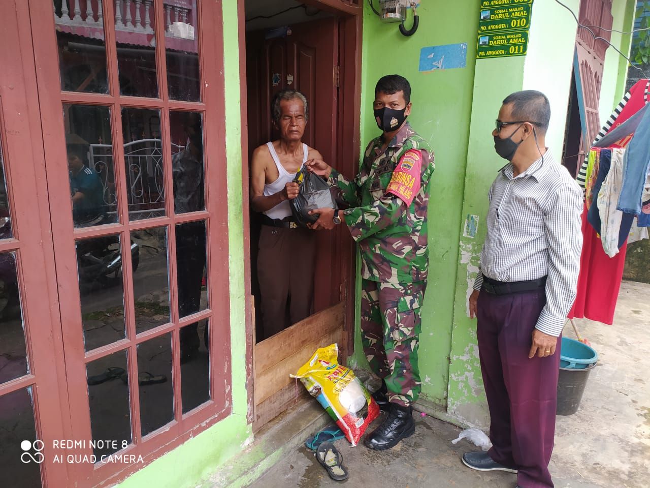 Babinsa Sumahilang Bagikan Sembako Buat Keluarga Tak Mampu