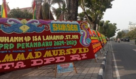 Menjelang Pelantikan Pimpinan Definitif, Karangan Bunga Hiasi Gedung DPRD Kota Pekanbaru