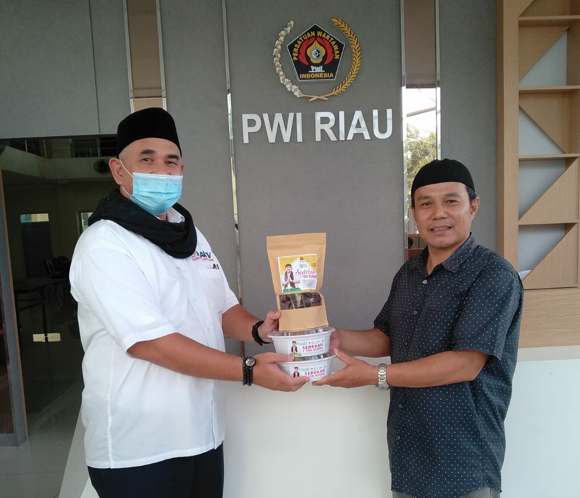 PWI Riau Peduli Mulai Distribusikan 1 Ton Kurma untuk Masjid dan Mushalla