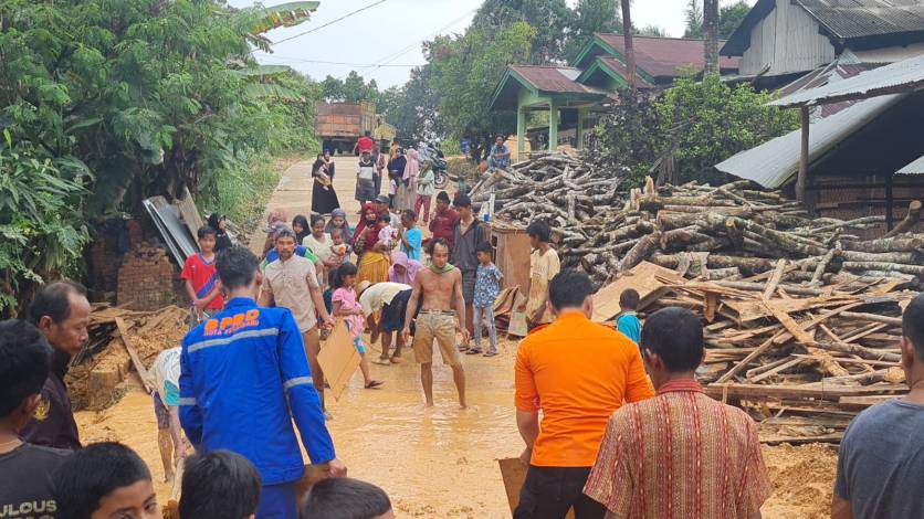 Satu Rumah di Tenayan Raya Pekanbaru Hancur Diterjang Longsor