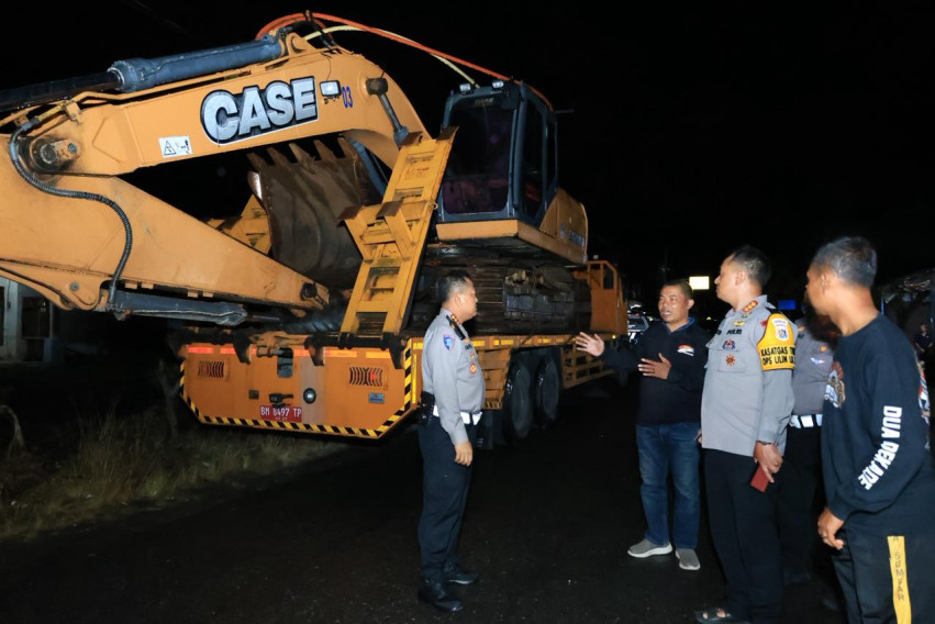 Polda Riau Kembali Kirim Tiga Alat Berat ke Palembayan