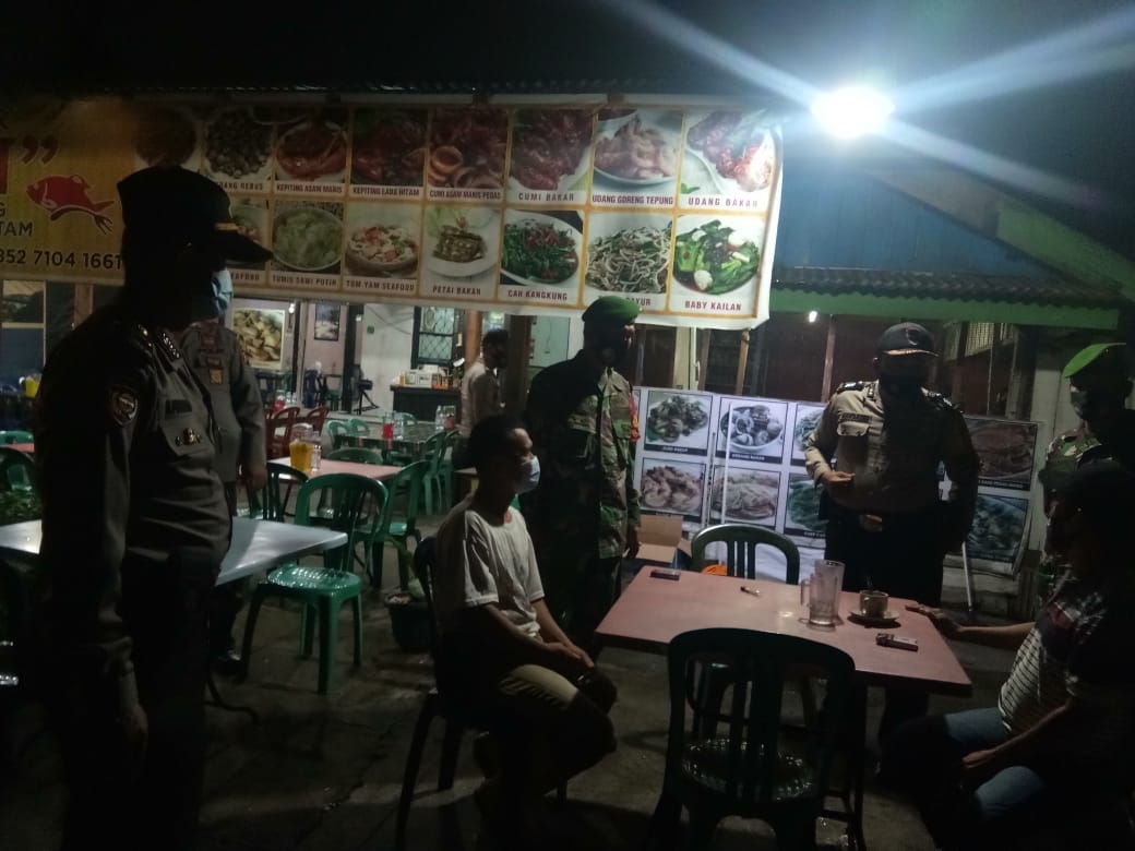 Babinsa Patroli Gabungan PPKM di Kelurahan Simpang Empat 