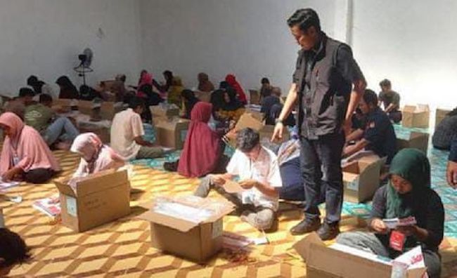 170 Petugas Dikerahkan Melipat Surat Suara Pilkada Pekanbaru