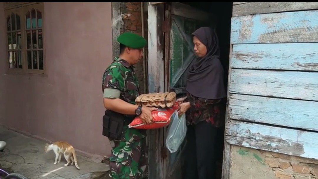 Program Babinsa Masuk Dapur, Serda Edy Priyanto Bagikan Sembako Pada Warga 