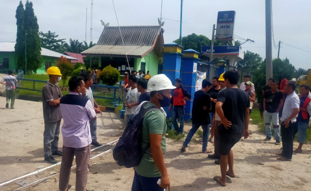 Puluhan Warga Protes di PMKS PT MUP Desa Segati, Langgam