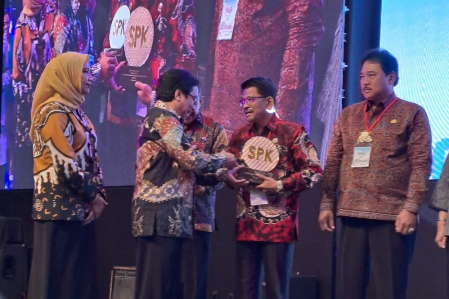 Pemprov Riau Terima Penghargaan Indeks Tertinggi Standarisasi dan Penilaian Kesesuaian