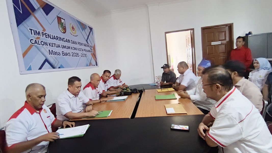 Disambut Pemasangan Tanjak, Reza Kembalikan Formulir Bacalon Ketua KONI Pekanbaru