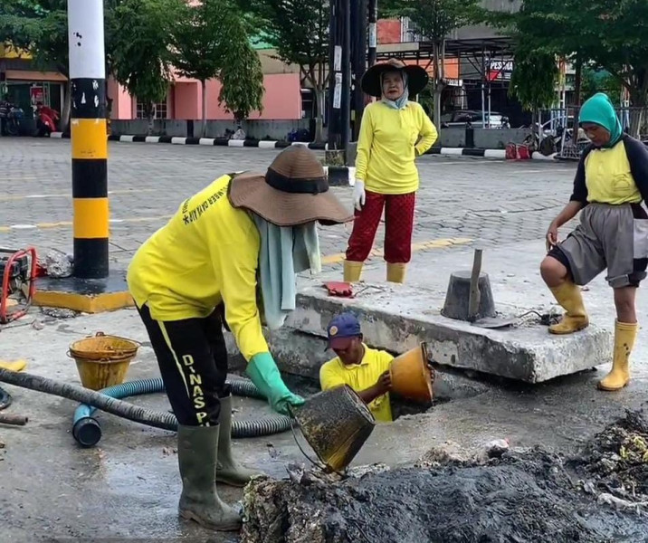 Pasukan Kuning Dinas PUPR Masih Bersihkan Drainase Tersumbat di Jalan Soebrantas