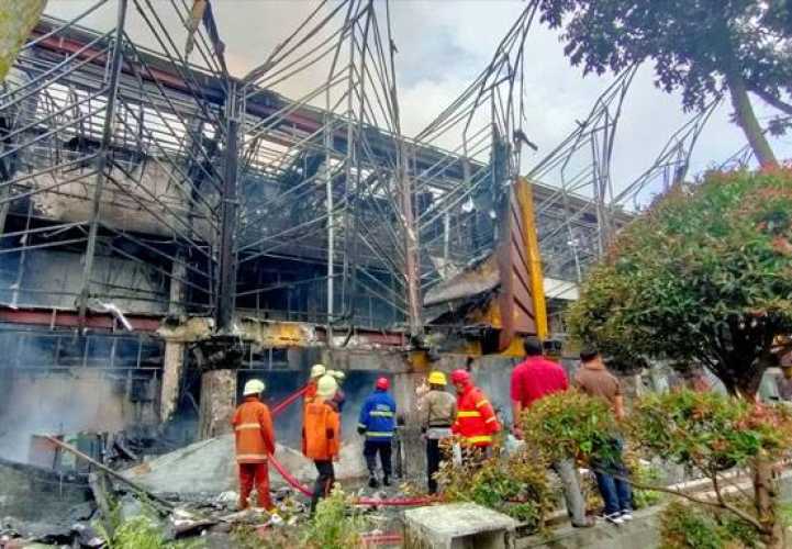 12 Unit Mobil Pemadam Kebakaran Dikerahkan Padamkan Api di MPP Pekanbaru