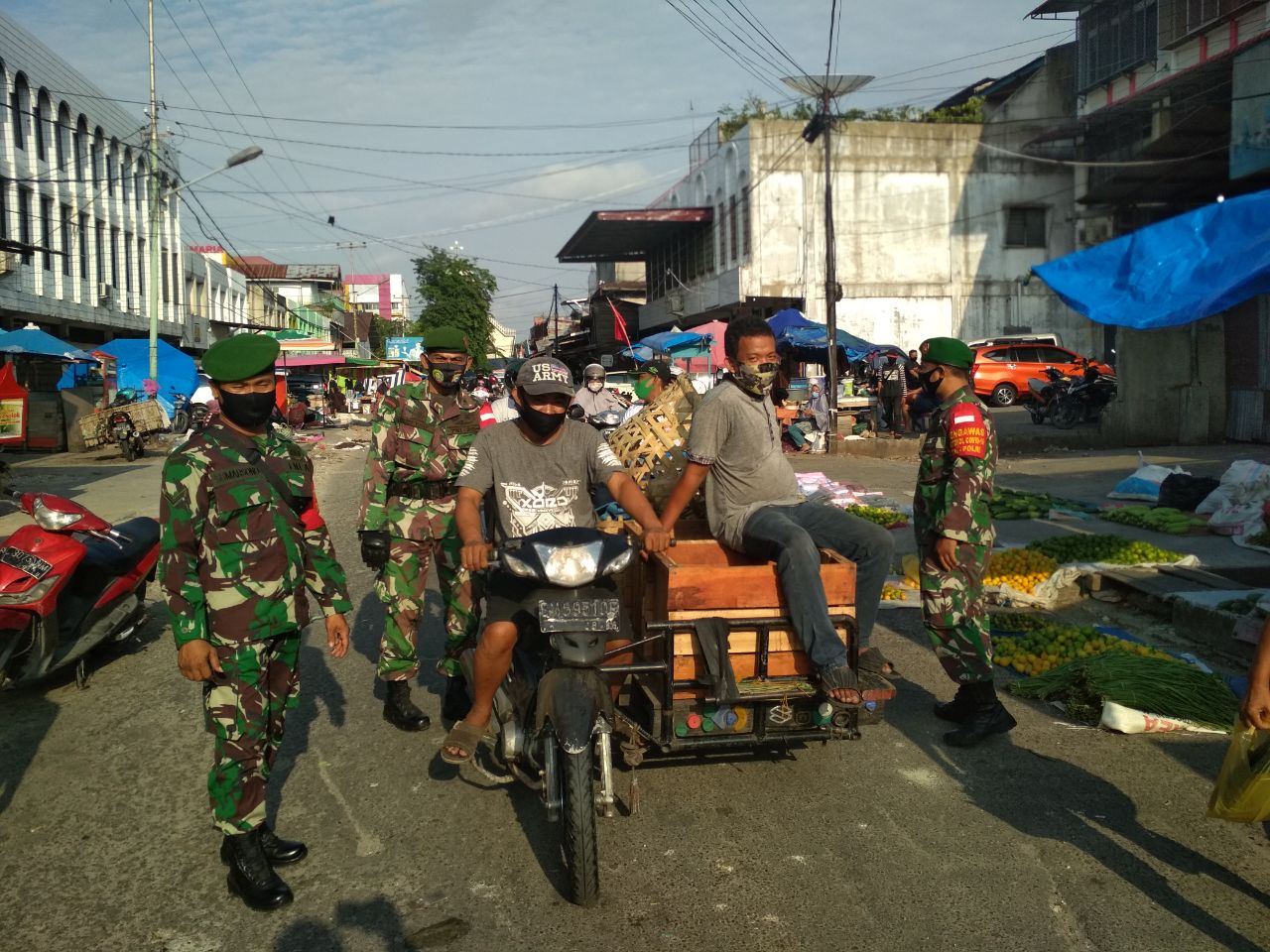 Babinsa Sukaramai  Gelar Patroli Rutin Penegakan Disiplin Protokol Kesehatan