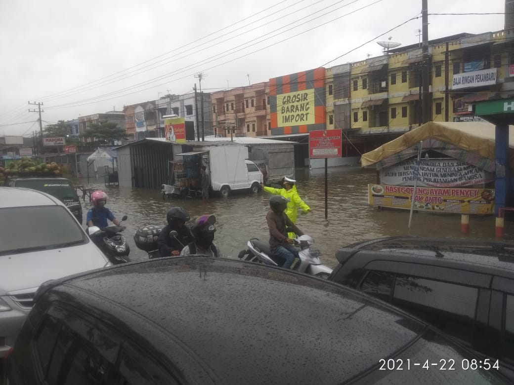 Banjir Melanda Pekanbaru, Sat Lantas Polresta Pekanbaru Berjibaku Atur Lalu Lintas Di Jalan HR Soebrantas