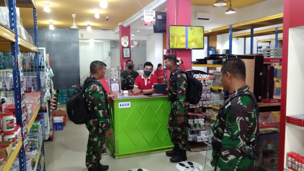 Distribusikan 10 Tong Sampah, Babinsa  Ajak Warga Hidup Bersih 