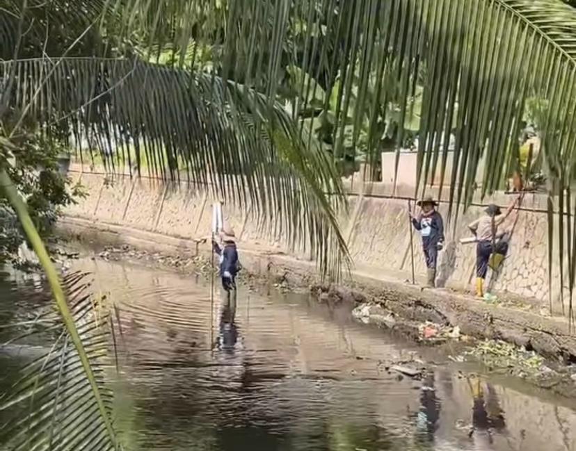 Dinas PUPR Pekanbaru Bersihkan Aliran Sungai Batak