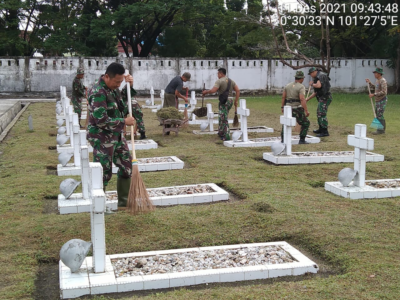 Babinsa Koramil 02 Goro Bersihkan TMP Kusuma Dharma