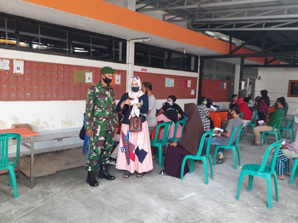 Babinsa Sumahilang Kawal Pembagian BST dan Imbau Taati Protokol Kesehatan