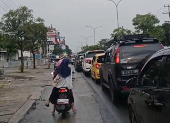 Hujan Deras Sebabkan Banjir, Sejumlah Ruas Jalan di Pekanbaru Macet Parah