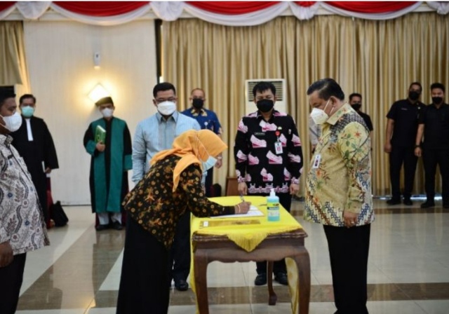 Sekdaprov Riau Lantik 103 Pejabat Fungsional
