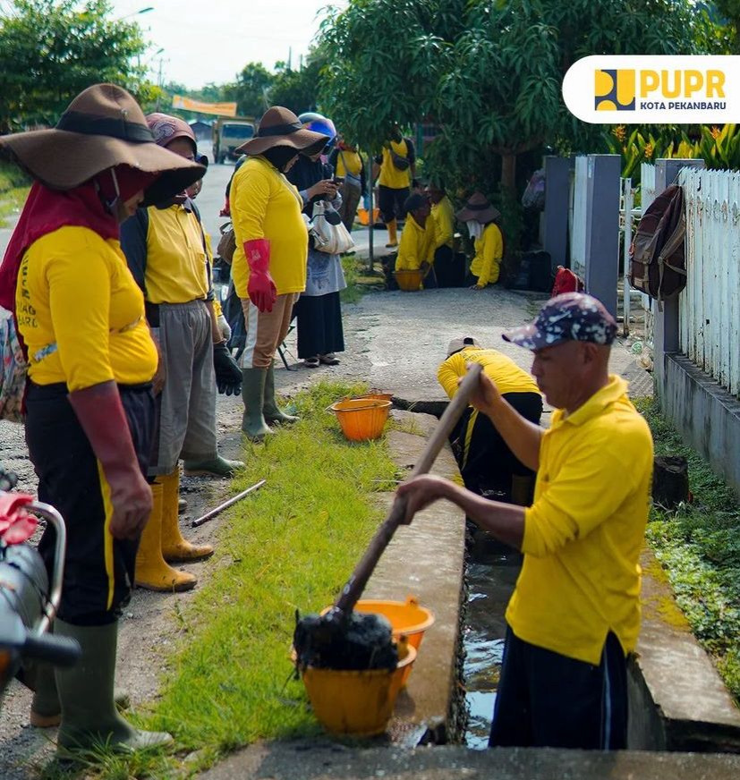 PUPR Pekanbaru Bersihkan Drainase di Jalan Merak dan Jalan Soebrantas