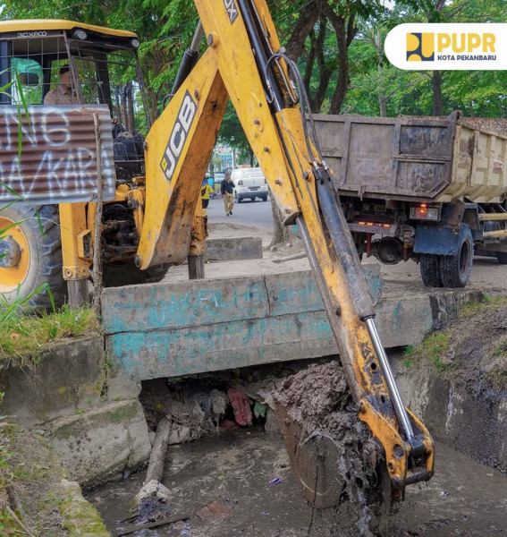 PUPR Pekanbaru Normalisasi Drainase di Arifin Ahmad
