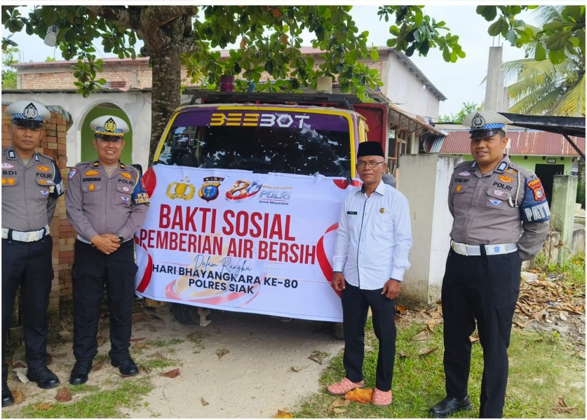 Sambut HUT Bhayangkara ke-80, Satlantas Polres Siak Gelar Baksos Bagikan Air Bersih Untuk Warga
