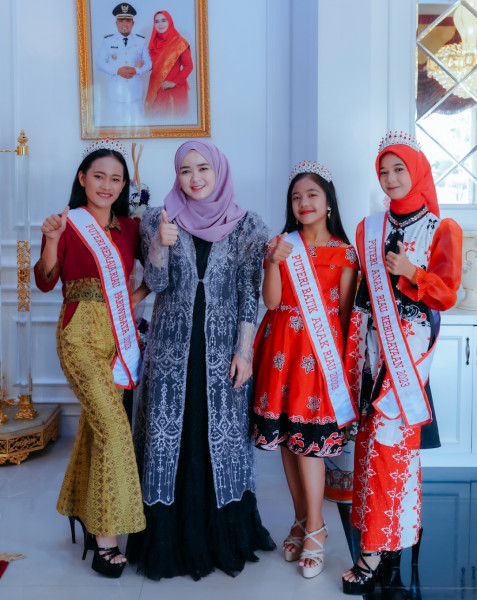 Sella Pitaloka: 'Ayo Beri Dukungan Tiga Putri Pelalawan Finalis Tingkat Nasional'