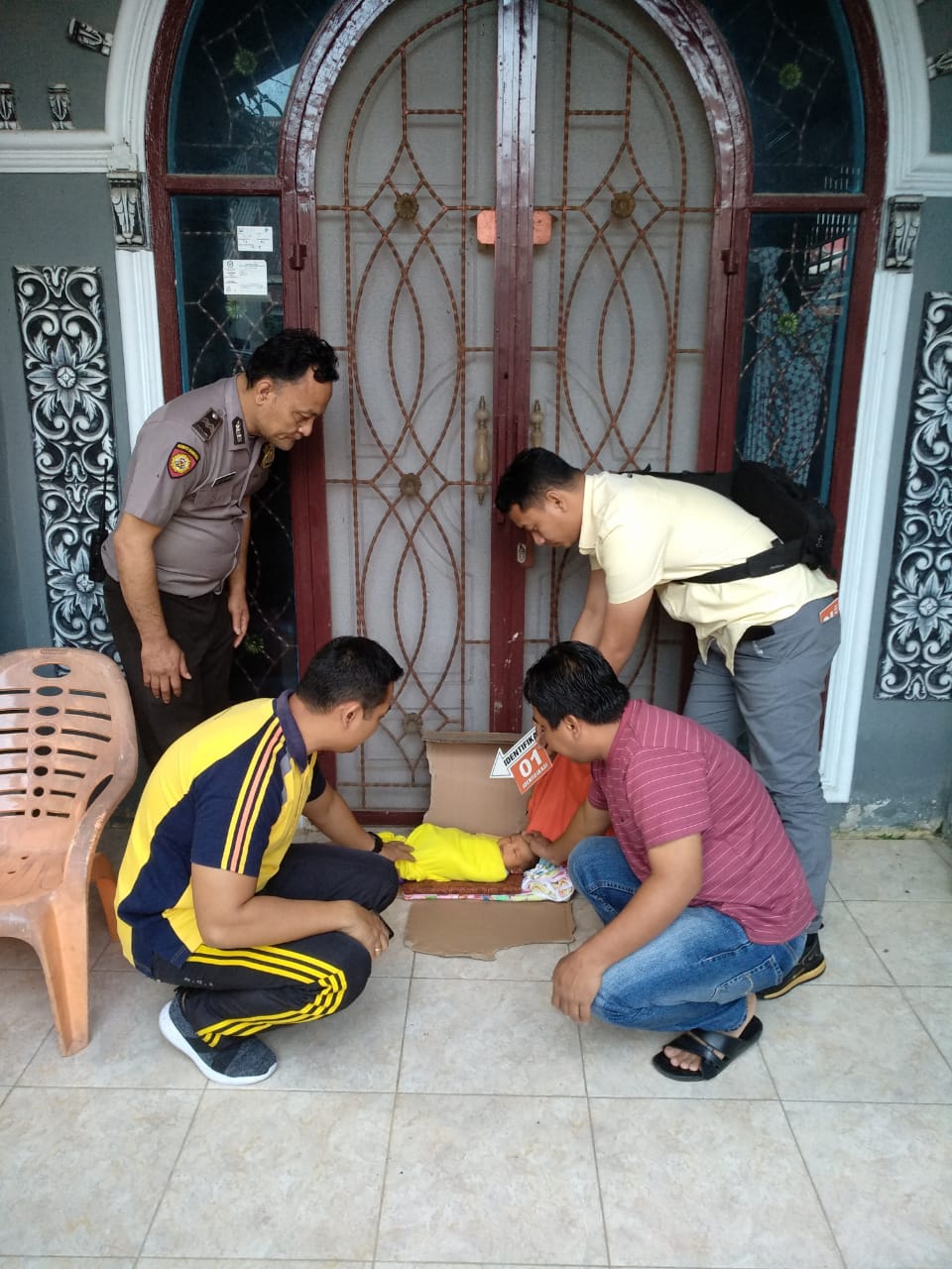 Warga Temukan Bayi Depan Rumah Ketua RT