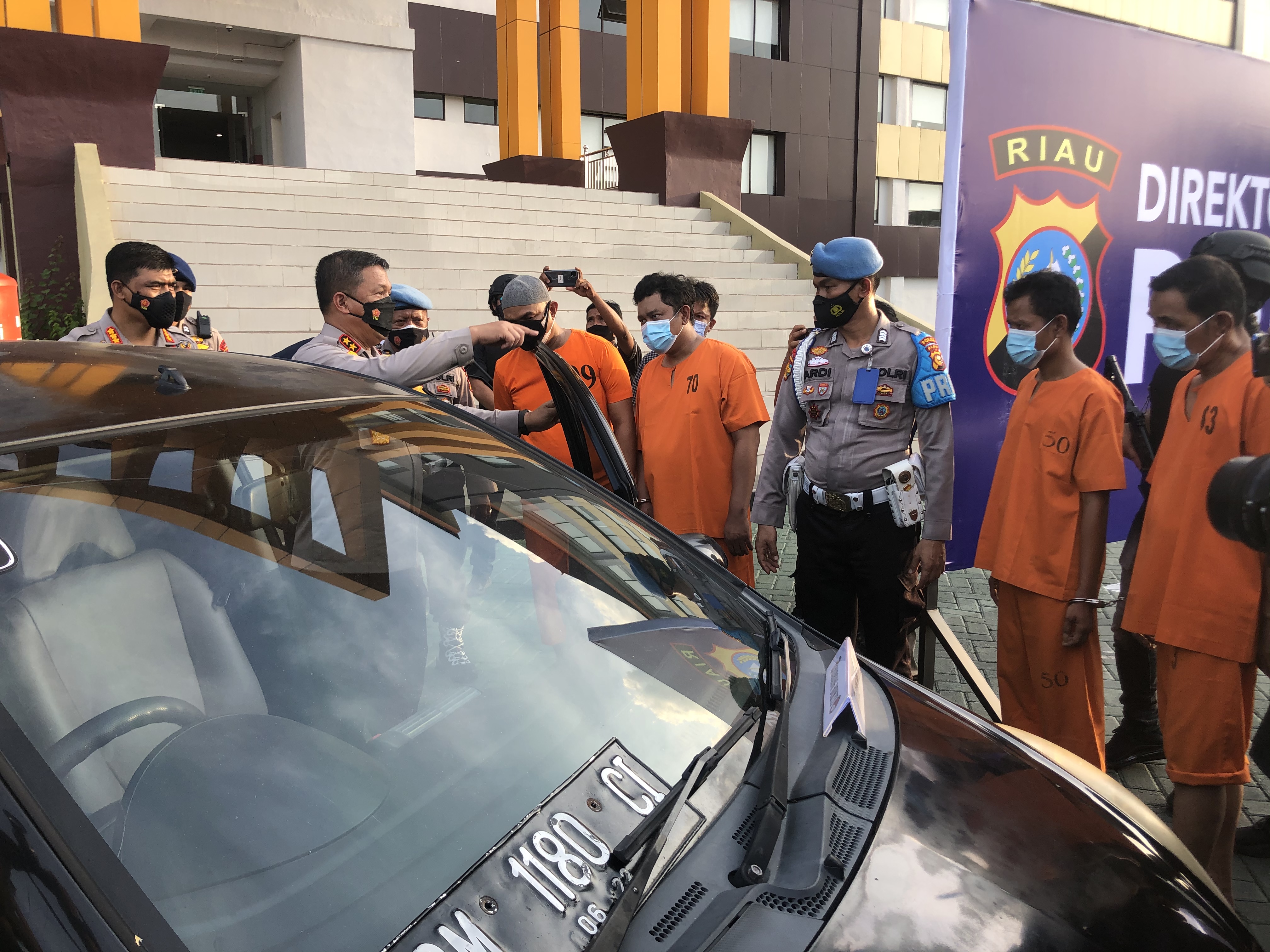 Viral Video Oknum Polisi Isap Sabu Didalam Mobil. Ini Penjelasan Kapolda Riau.