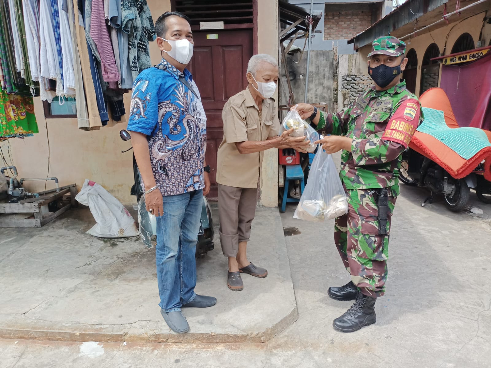 Babinsa Berbagi, Distribusikan Nasi Bungkus untuk Warga Ditengah Pandemi dan PPKM 