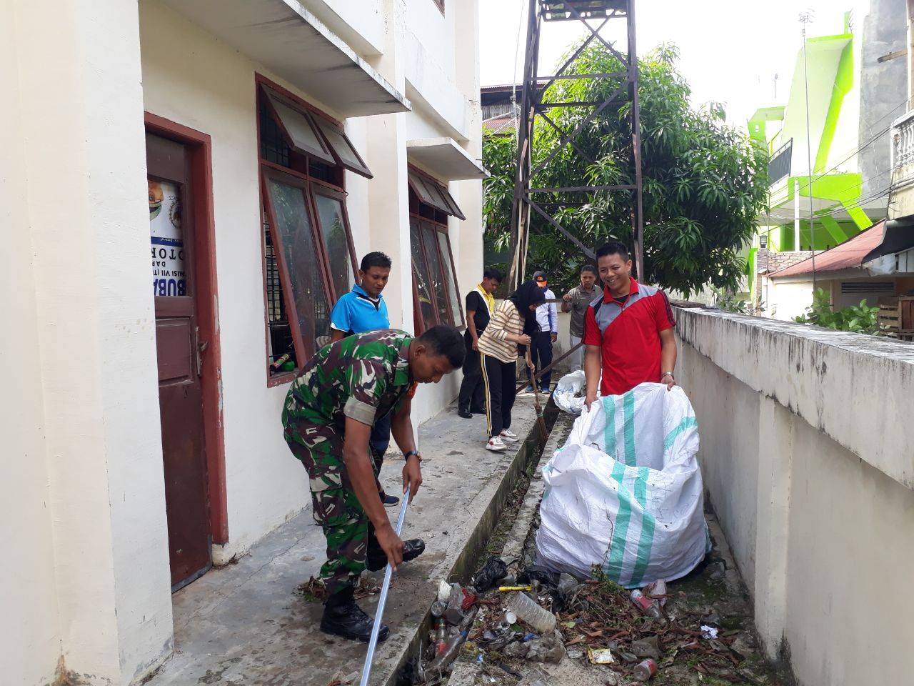 Babinsa Kodim 0301 Pekanbaru  Goro Bersama Warga Sumahilang