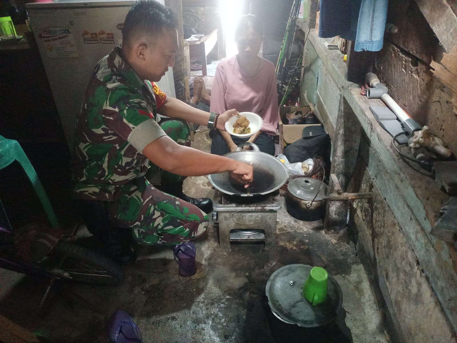Program Babinsa Masuk Dapur, Kepedulian TNI AD Bukti TNI  Ikut Merasakan Penderitaan Rakyat 