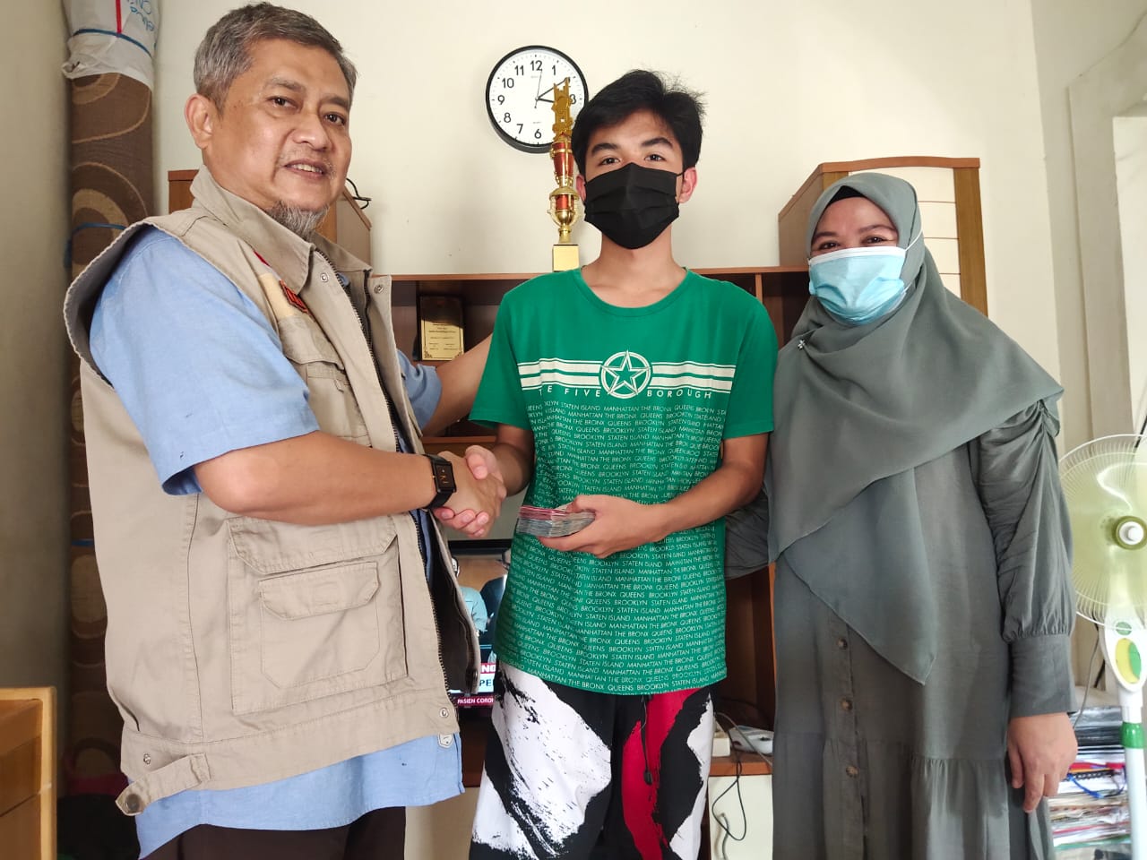Riau Care Indonesia Serahkan Donasi untuk Keluarga Almarhum Wartawan Senior Moralis