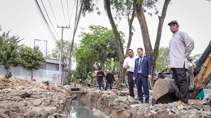 Walikota Pekanbaru Perintahkan Bongkar Drainase dari Bangunan Liar