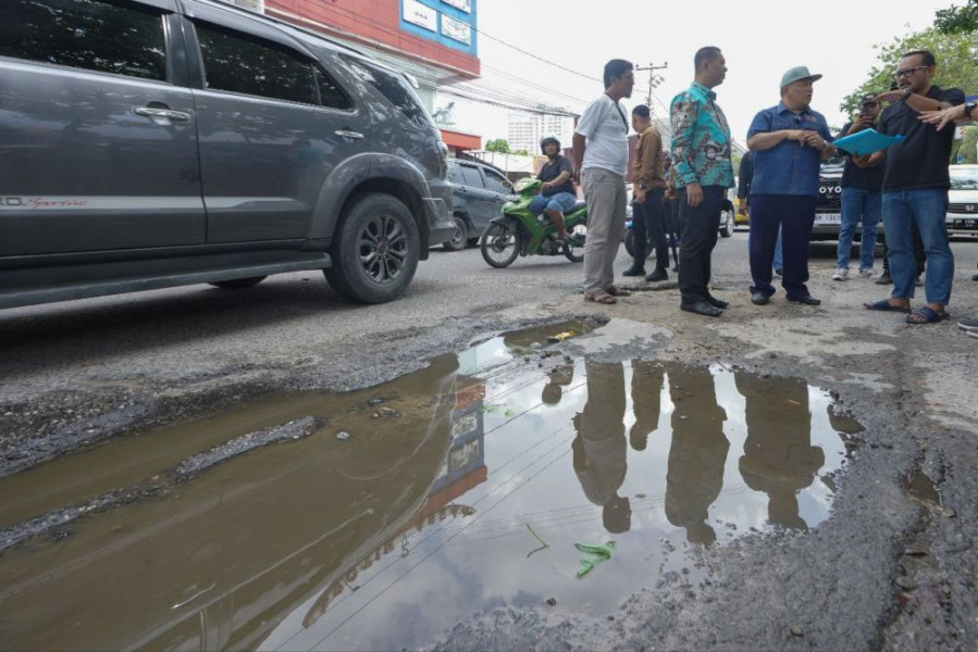 Pj Gubri Keliling Cek Jalan Rusak di Pekanbaru