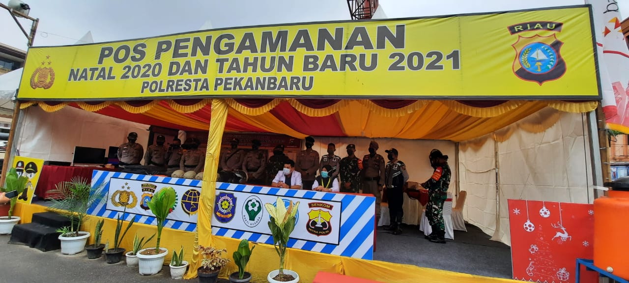 Babinsa Kota Tinggi PAM Nataru di Pos Ramayana