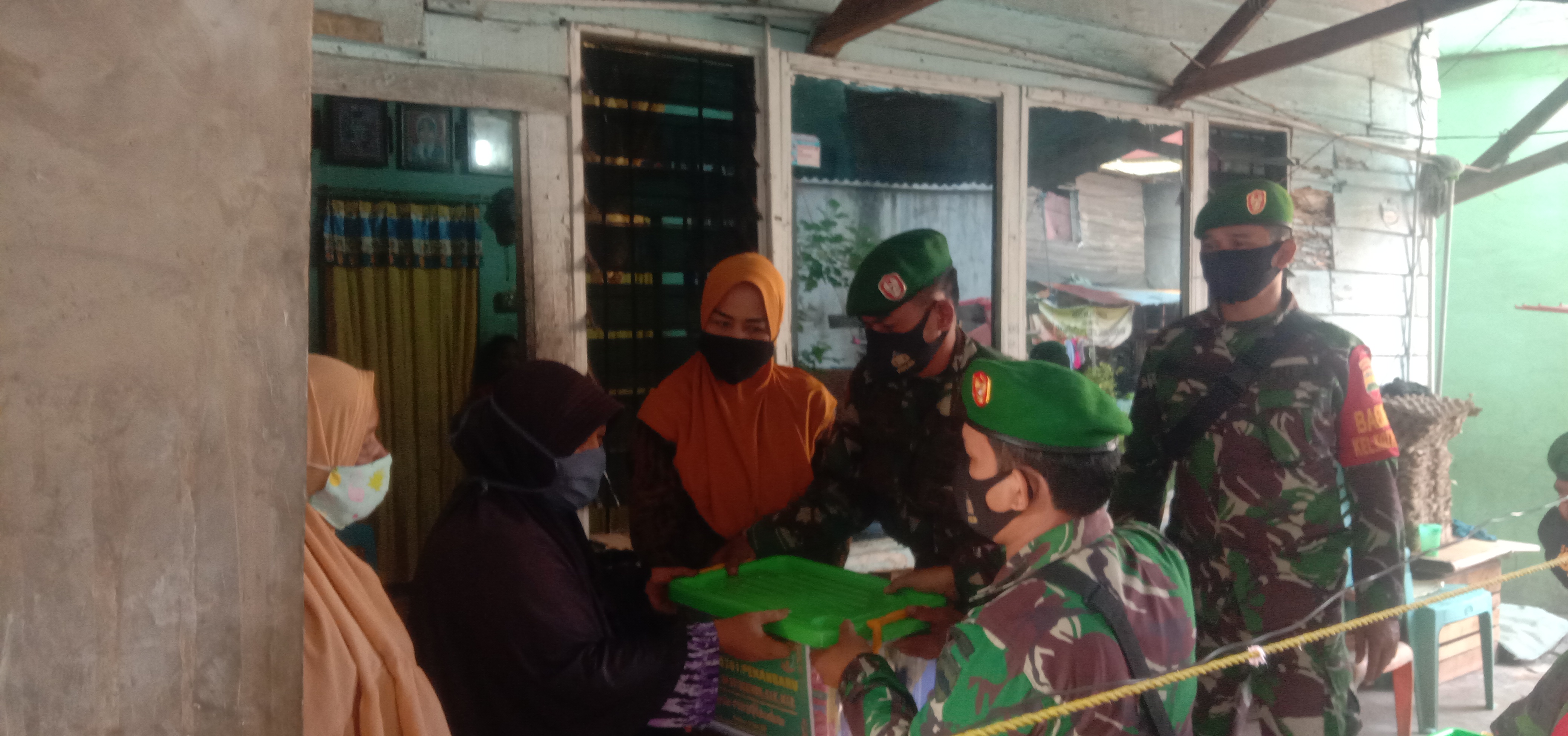 Bantuan Sembako Babinsa Buat Ibu Ningsih Lansia Berusia 62 Tahun 