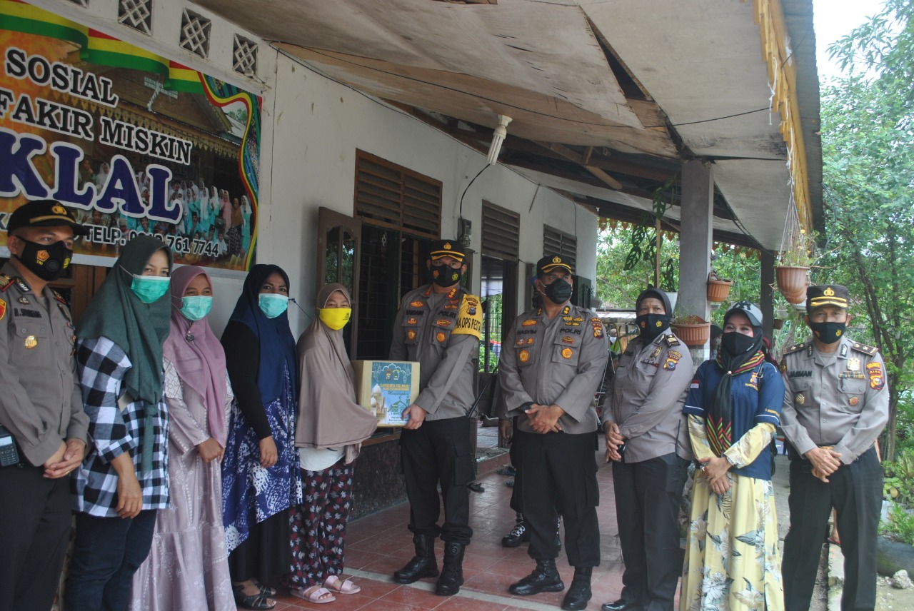 Jumat Barokah, Kapolresta Pekanbaru Dan Jajaran Bagi Sembako Ke Panti Asuhan.