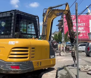 Atasi Banjir, PUPR Pekanbaru Bongkar Drainase Pasar Cik Puan yang Penuh Lumpur