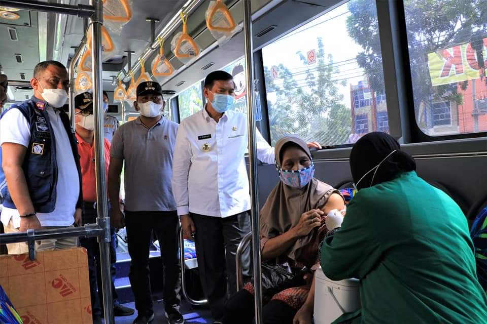Bus Vaksinasi Keliling Covid-19 Melayani Masyarakat Hingga ke Lingkungan RT dan RW