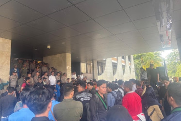 Sempat Bentrok, Mahasiswa Demo Kantor Gubernur Riau Akhirnya Bubar