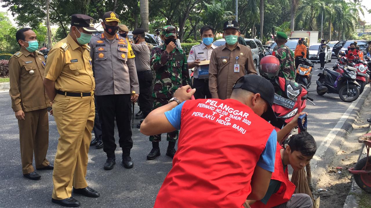 Puluhan Warga Terjaring Penegakan Disiplin Protokol Kesehatan di Depan STC Pekanbaru