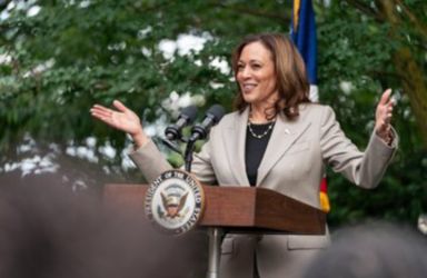 Kamala Harris Pilih Tim Walz sebagai Pasangannya di Pilpres Amerika