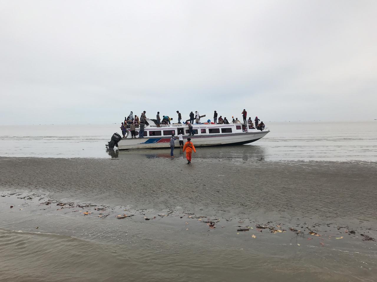 Innalilahi! Kapal Berpenumpang 43 Orang Kandas di Perairan Panipahan Rohil