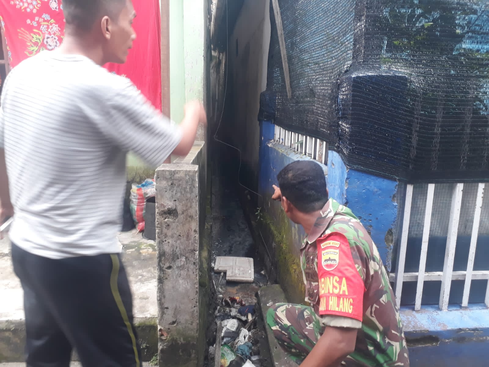 Babinsa Tinjau Drainase Tersumbat  di Wilayah Teritorial 