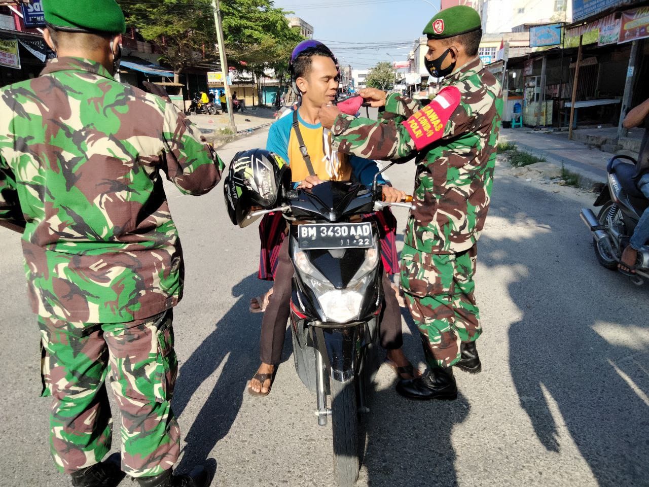 Babinsa Kelurahan Kotabaru Bagi-bagi Masker  di Wilayah Teritorial