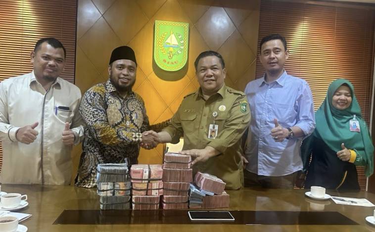 Sekda Riau Serahkan Bantuan ASN dan Honorer untuk Palestina Rp1,189 Miliar ke Baznas Riau