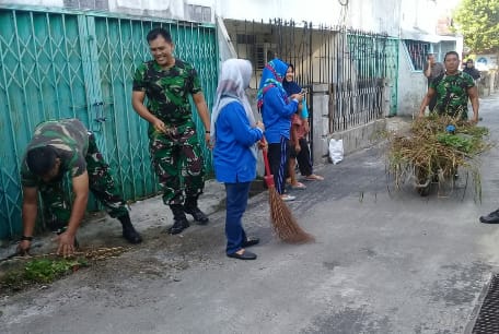 Babinsa Tanahdatar Goro Bersama Warga Di Gang Abadi