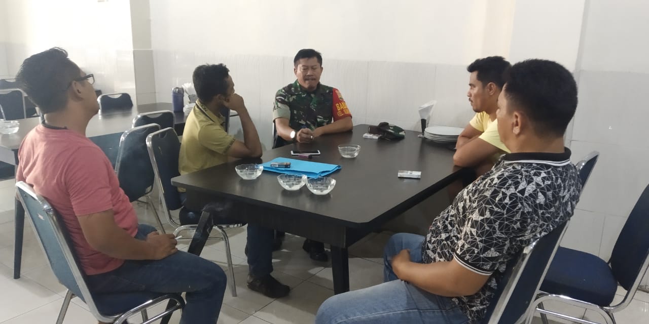 Bahas Keamanan Lingkungan, Babinsa Kelurahan Sukaramai Komsos ke RW 02 
