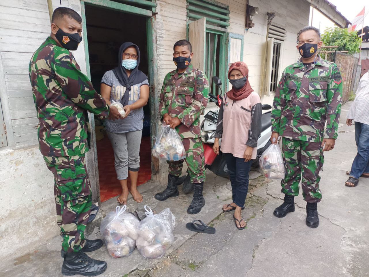 Babinsa Distribusikan Nasi Bungkus Donasi Korem 031 WB untuk Warga