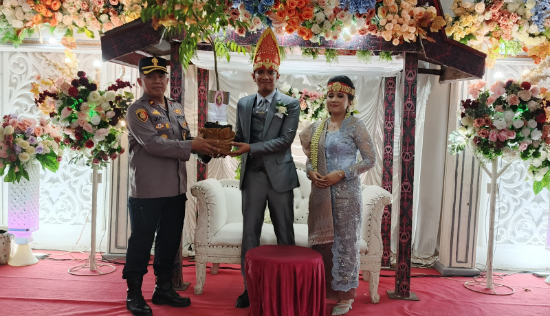 Momen Istimewa, Kapolda Riau Berikan Kado Bibit Pohon kepada Pasangan Pengantin